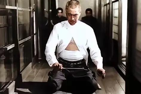 1945年8月15日，日本战败投降，东京的陆军大臣阿南惟几选择剖腹自杀，整个过程