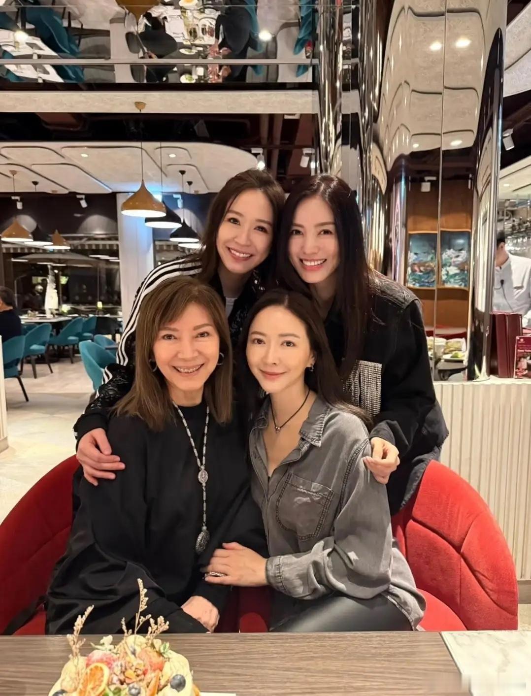 名媛蔡依珊全家庆母亲节，妈妈姐姐大嫂都是高颜值，连胜文显老！