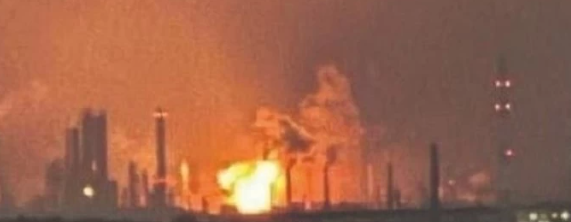 乌军百架无人机千里奔袭，俄石油公司最大炼油厂火光冲天，一半产能惨遭“腰斩”！ 