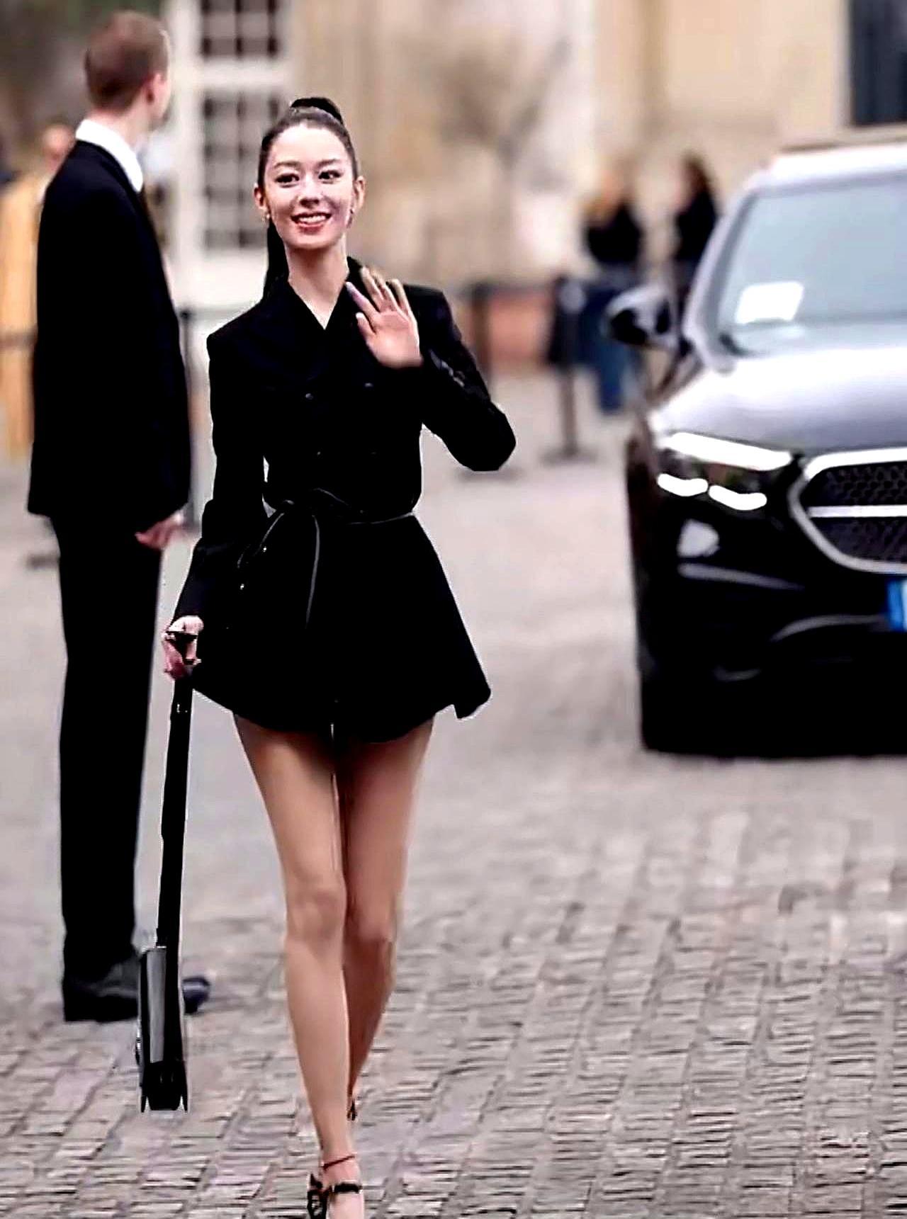 吉娜在巴黎街头走了十分钟，半条街的路人都忘了过马路。1米67的个子踩12厘