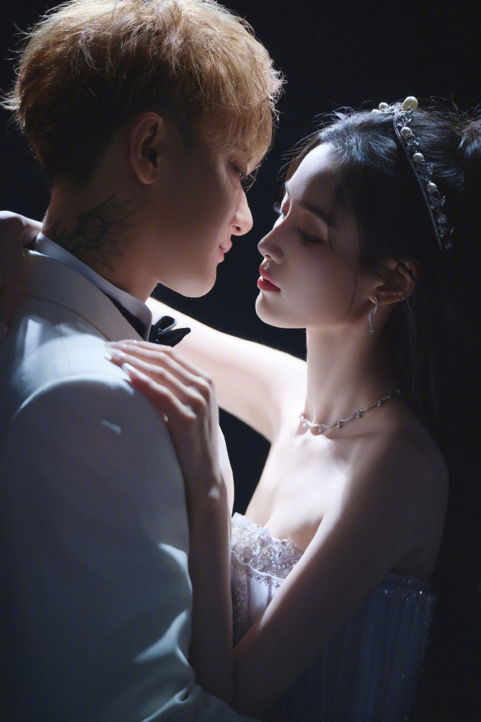 【黄子韬一口气晒18张结婚照】徐艺洋婚纱照好美今天，黄子韬和徐艺洋分别晒出两人的