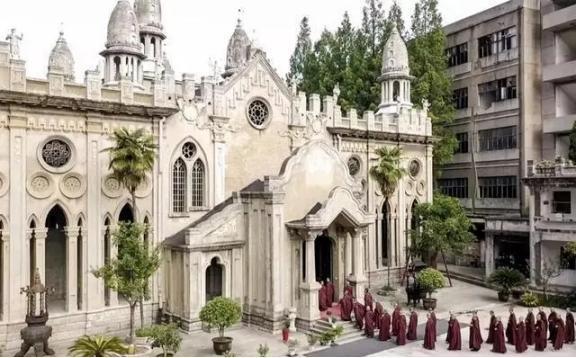 武汉闹市区里有一座寺院，里面住了50多位尼姑，其中最年轻的仅20岁，她们早上4点