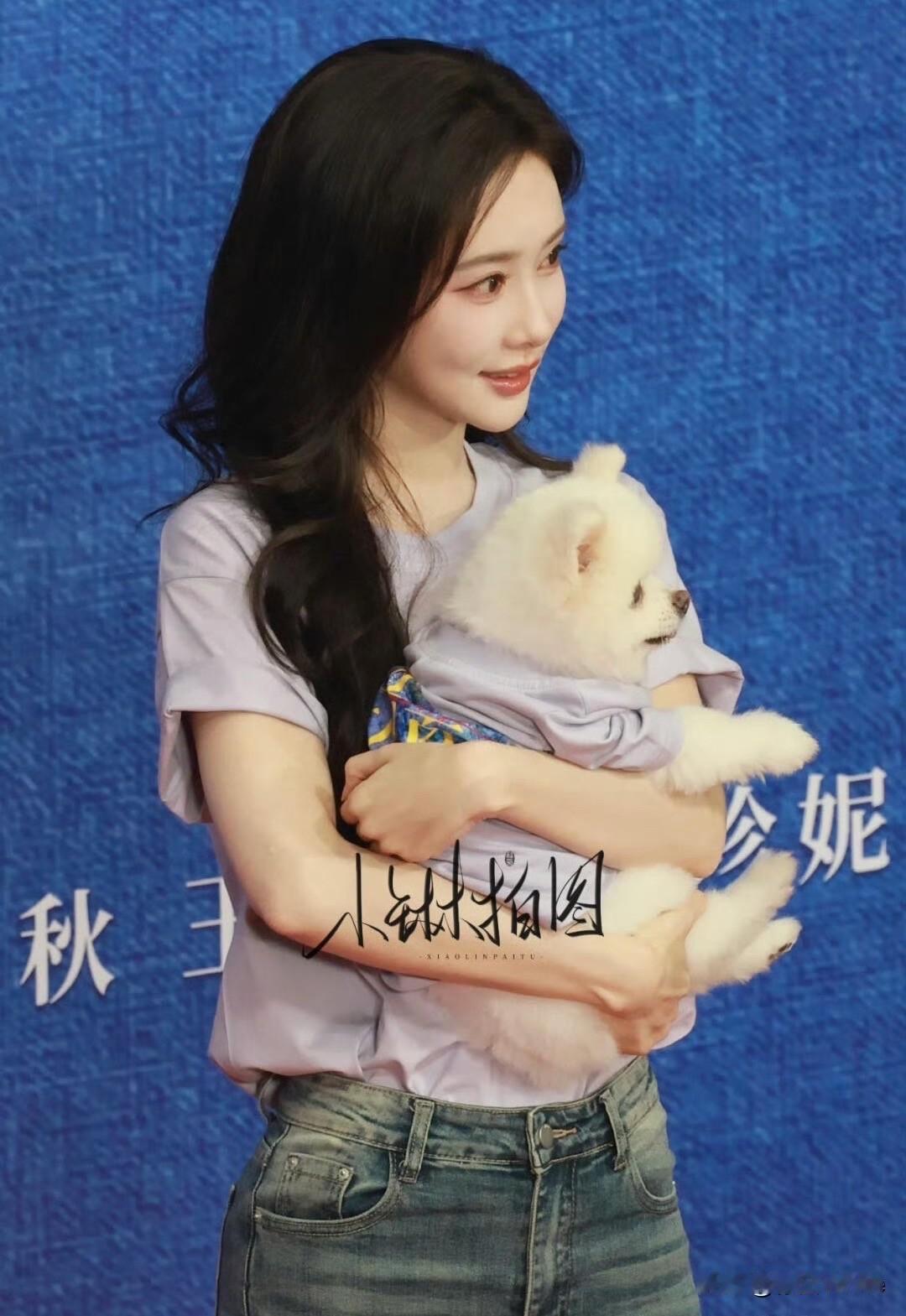 8月21日，孟子义爱在无尽夏开机路透巧克力穿剧服被抱上台，孟子义发言：自己很久