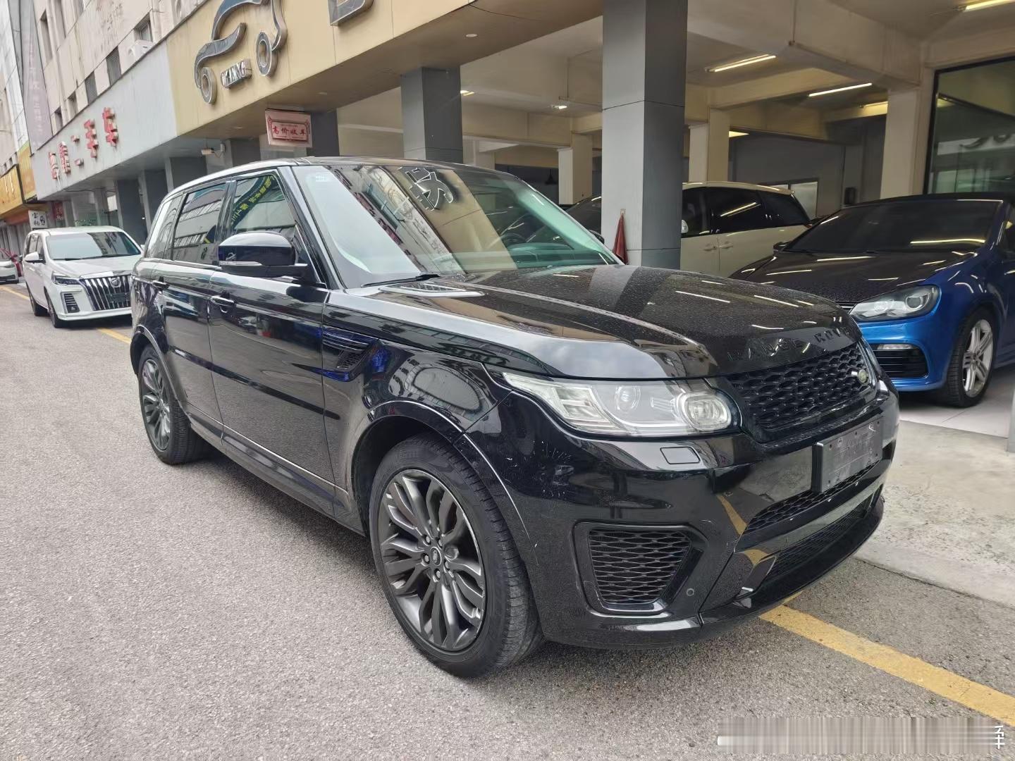 新到路虎揽胜运动版，17年上牌一手车，精品车况，经典黑外红内，四出排气，21寸轮