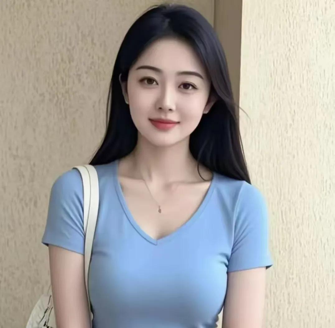 短衫佳人浅夏轻衫映鬓云，星波笑靥韵氤氲。素链清辉藏诗意，斟取时光醉客魂。