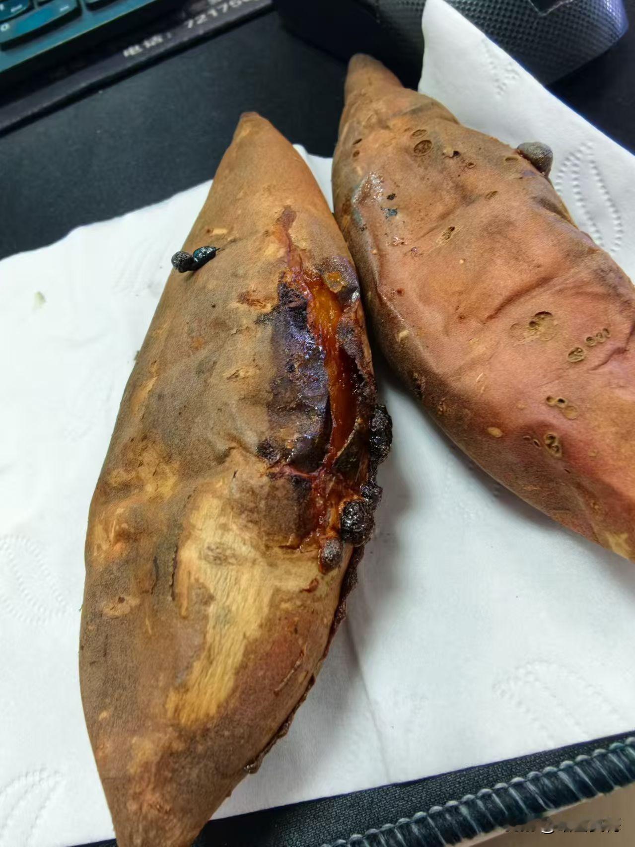 今天可把我感动坏了——我家小闺女非要给我露一手，说要烤红薯给我吃。她在厨房