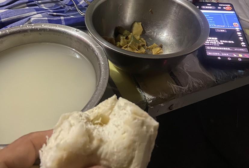 凌晨五点多，山东青岛黄岛区的劳务市场已经聚起了人。我也很早到劳务市场找活，连续我