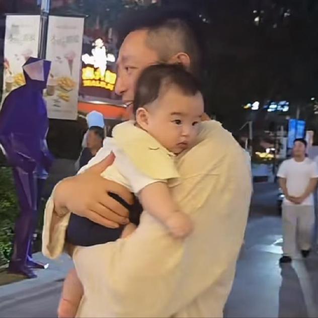 汪小菲近况大变，褪去满身戾气。汪小菲夜晚带娃出门消食，单手托着胖乎乎的小儿子