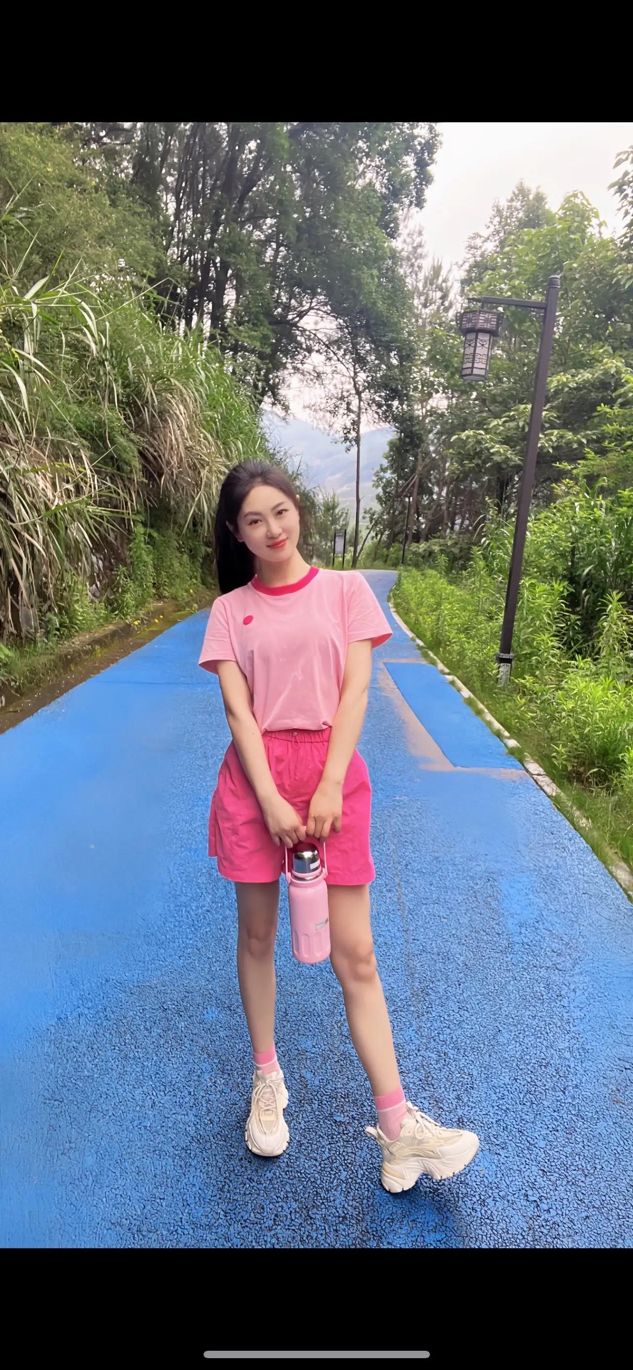 元气少女在绿意盎然的小径上，粉色运动装搭配可爱水壶，活力满满！🌿💕有哪些女生