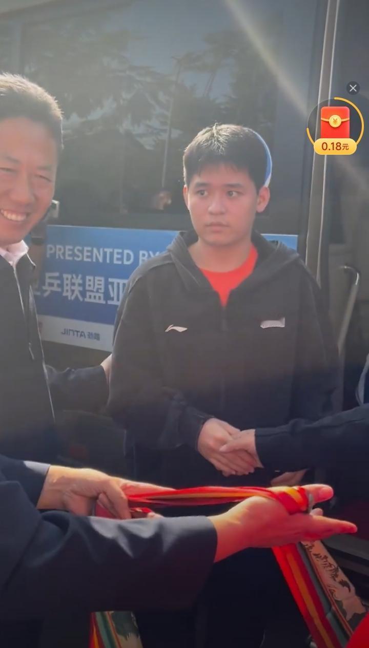 林诗栋、王艺迪、蒯曼、陈垣宇等到公园参加活动了[赞][笑着哭]！看着和热情的领导