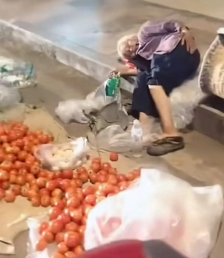 太令人心酸！深夜，男子回家路上看到一个白发老奶奶躺在地上睡觉，地上还摆着一堆蔬菜