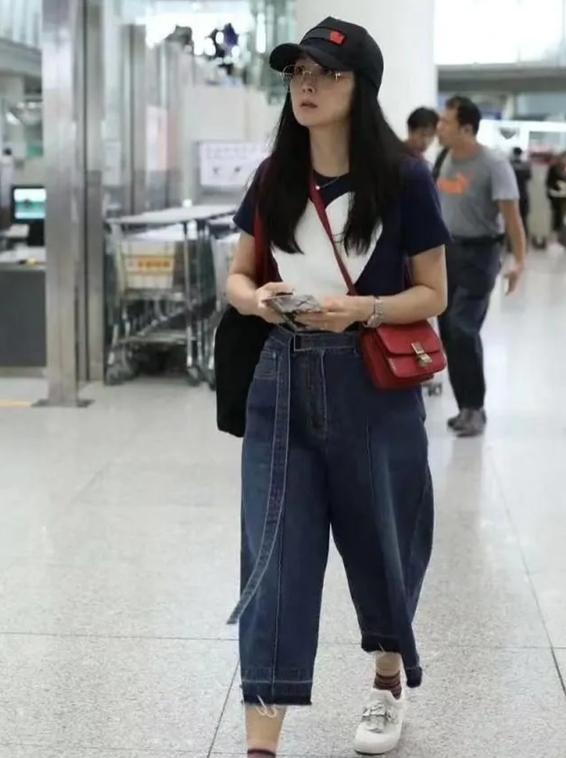 王艳把岁月焊成时光回春舱！T恤碾碎年龄结界，牛仔裤旋出少女卦象，骨相甜度绞杀时光
