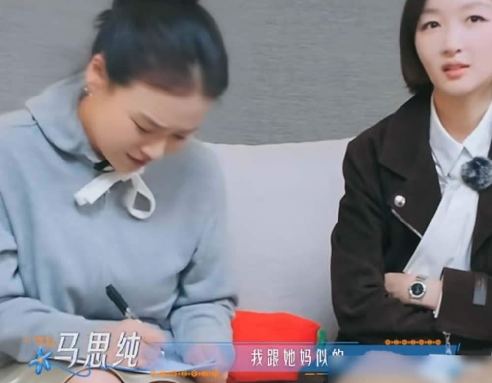 马思纯对周冬雨的控制欲，看得我头皮发麻。周冬雨去录《花少》，马思纯像个妈，追到机场送行，还拉着她一条