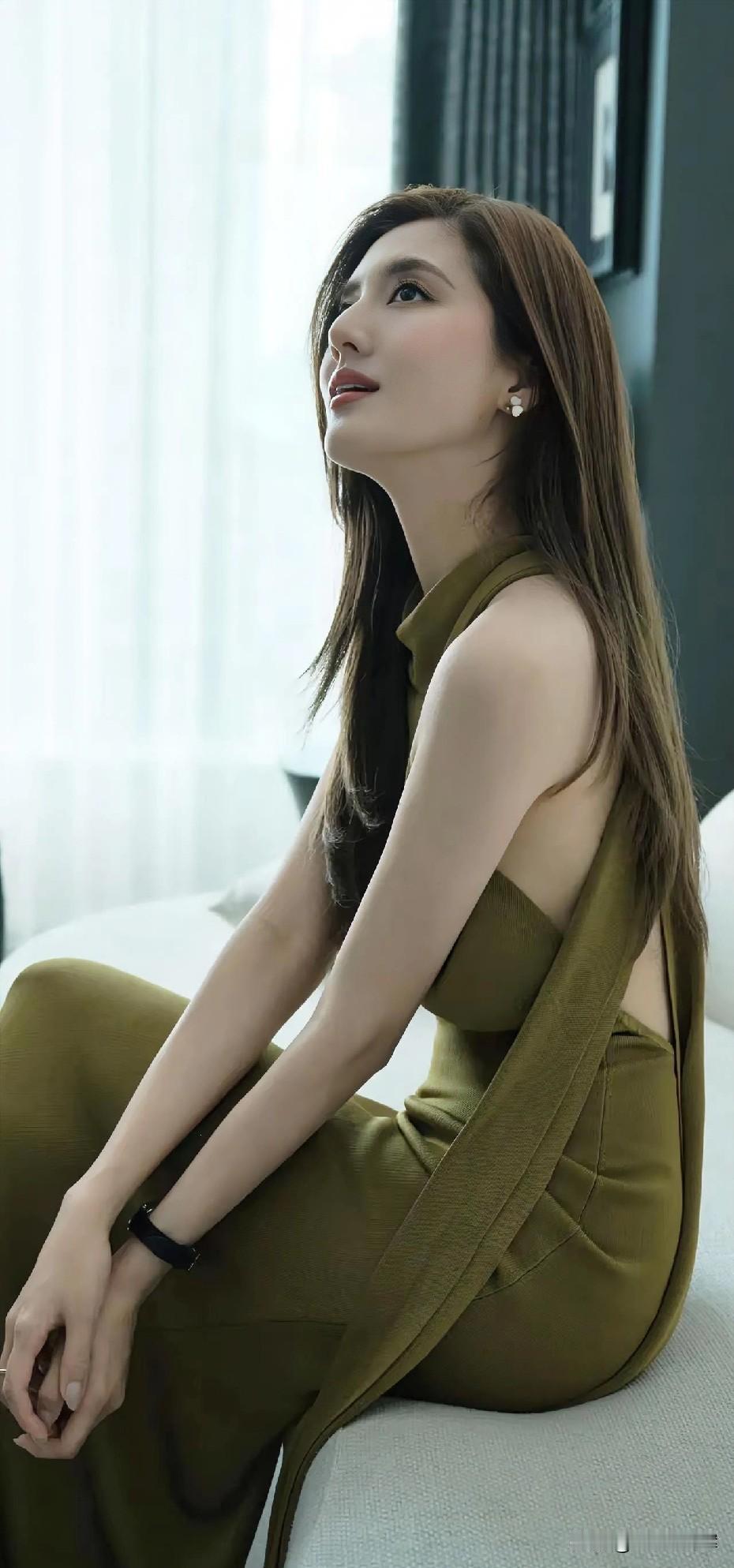 绿裙倚光，发垂肩，静享岁月温柔。