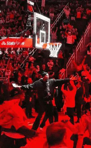 火箭老将杜兰特真是童心未泯！在昨天火箭主场迎战灰熊的赛季收官战中，本场比赛杜兰特