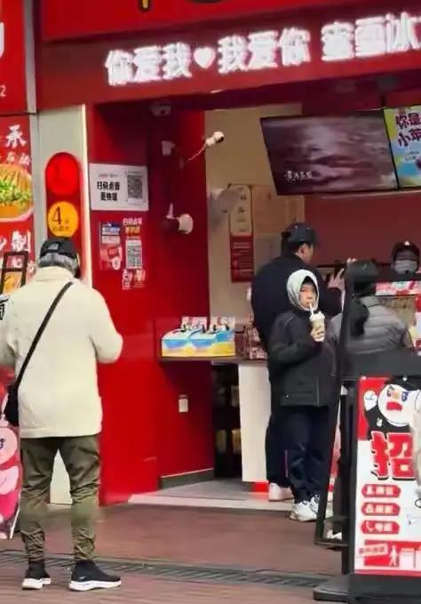 霍震霆带着霍启刚郭晶晶在南沙逛街溜娃，还喝雪王[狗头]。网友：这估计是霍震霆喝过