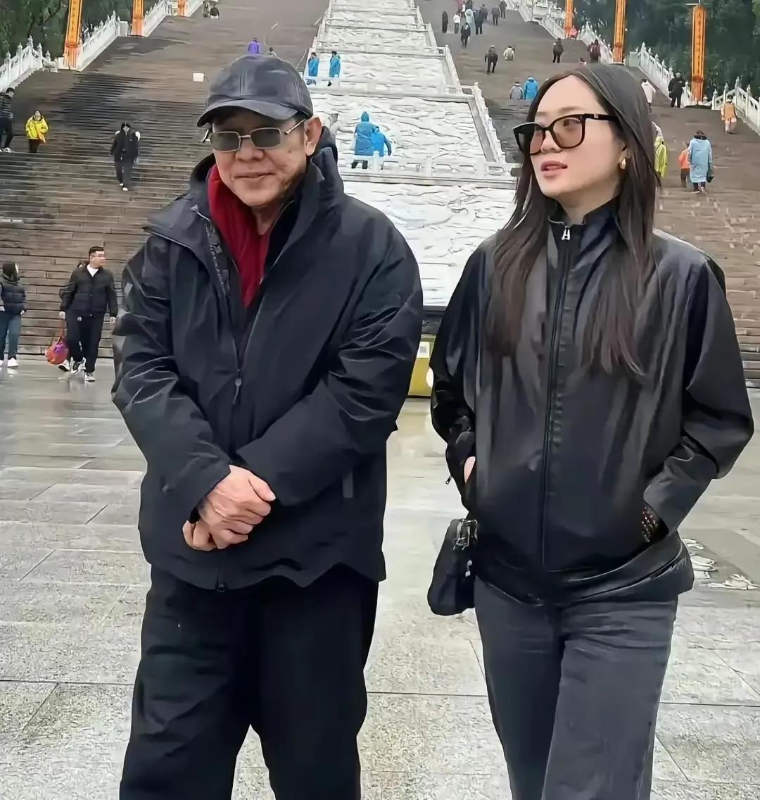 游客偶然撞见李连杰带着22岁的小女儿前往安徽九华山祈福。62岁的他身着黑衣、戴着