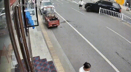 无牌路虎司机胆子真是太嚣张了，居然敢开着无牌车当街撞人，撞人不成又下车拿着锤子追