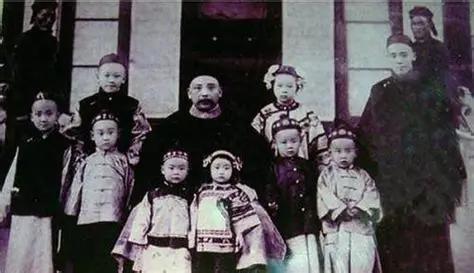 1911年10月，武昌城的枪声一响，清廷第一时间把陆军大臣荫昌推上了前台。
