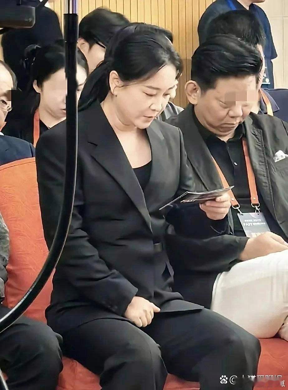 贾玲哪里是胖回去，分明是更壮实了！这种充满活力的状态，看着就比以往更显健康。​