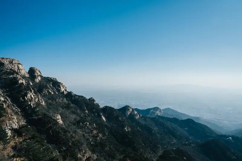 泰山建135公里刀片刺绳隔离网简直是不可思议！你要说是黄河被筑墙了我相信，青海湖