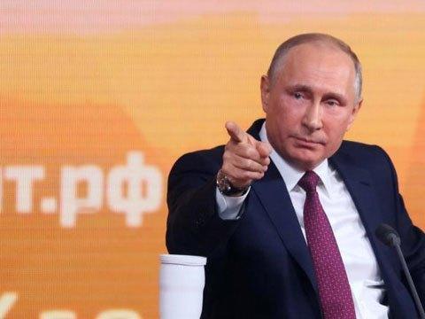 就在全世界都屏住呼吸，盯着伊朗和以色列会不会擦枪走火引爆全面战争的时候，普京突然