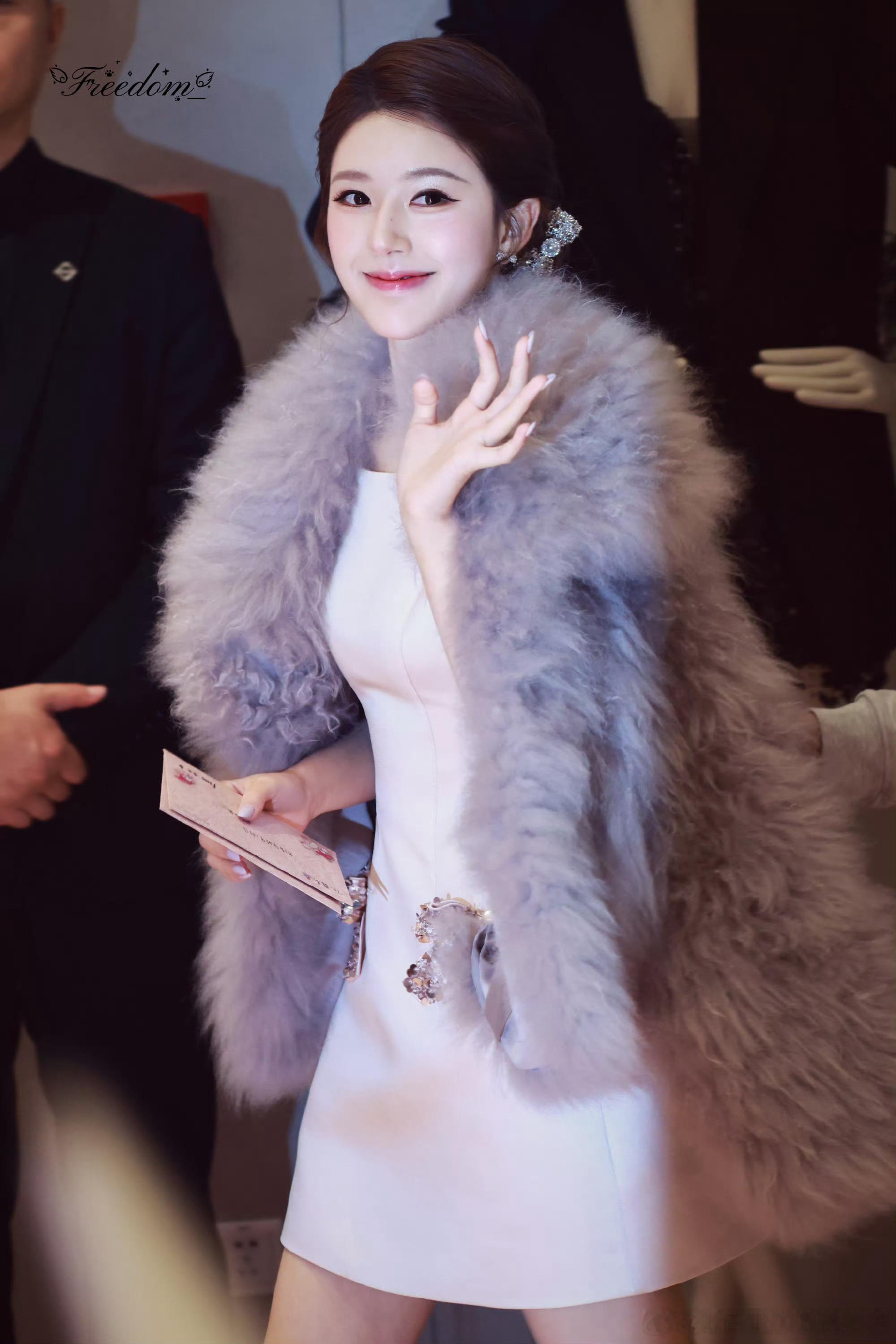 赵露思今天超级美丽