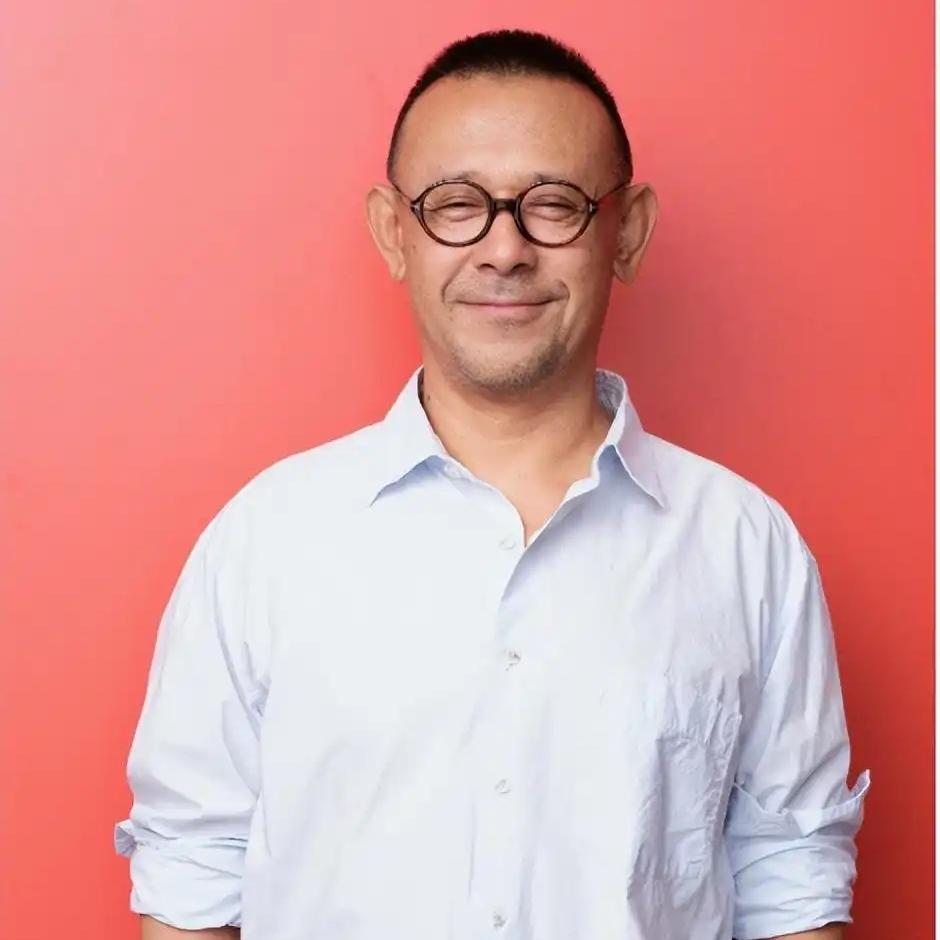 导演谢晋说，姜文只适合做演员，不适合做导演。姜文和刘晓庆拍电影《芙蓉镇》的时
