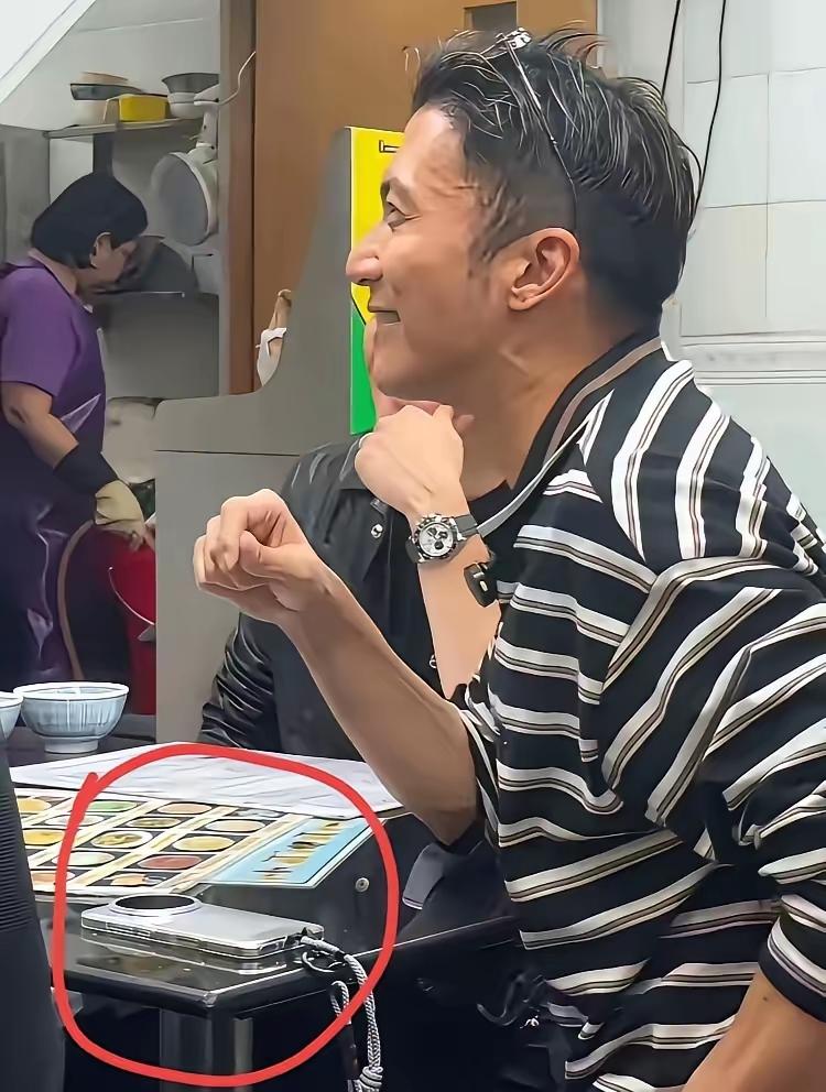 谢霆锋香港饭馆用餐，状态放松似常人近日，有网友偶遇谢霆锋在香港饭馆吃饭，只