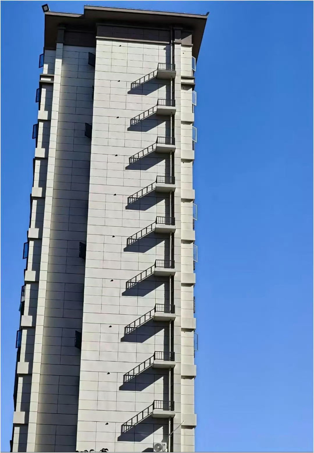 第一眼，这房子怎么都造半截楼梯？仔细一看…