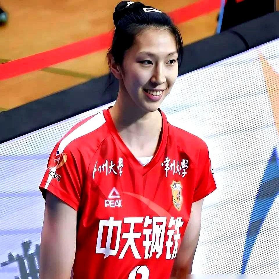 江苏女排主教练施海荣，这人真有点东西。人家砸钱买外援，他偏不！就用全华班，把