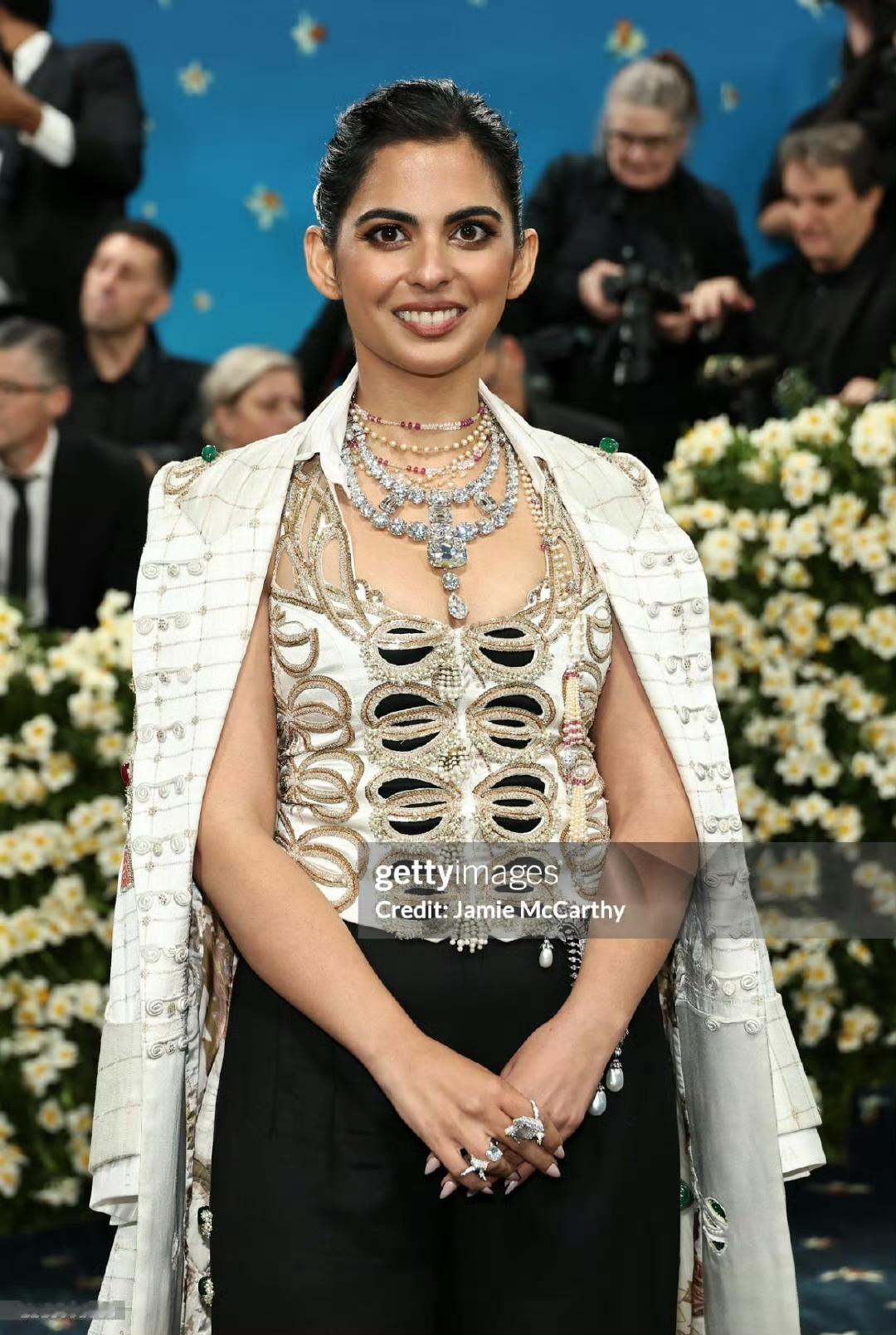 MetGala红毯，由亚洲首富穆克什・安巴尼（MukeshAmbani)的女
