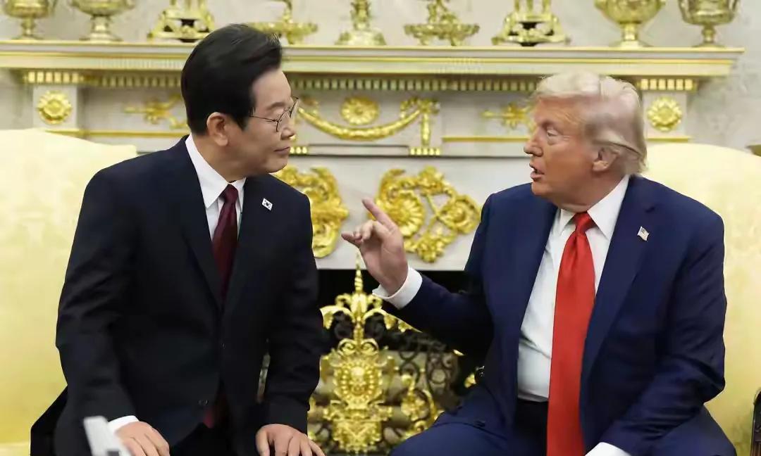 特朗普：要不李在明跟我一起访华吧，还可以节约能源、保护臭氧层。据美国政客新闻网当