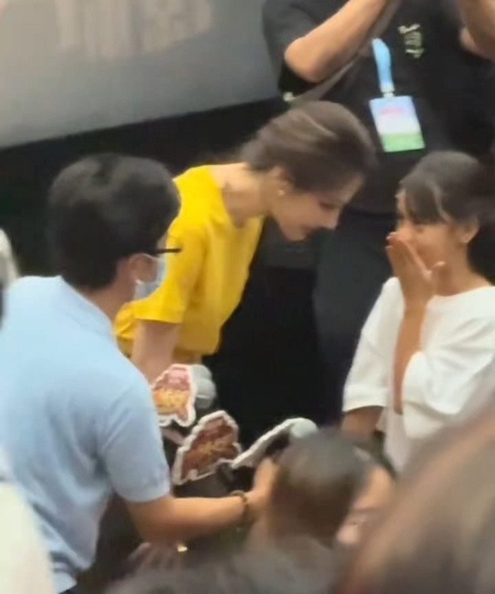竟在此女身上看到了家属感迪丽热巴腰间饰品等我小了也要热巴这样看着我