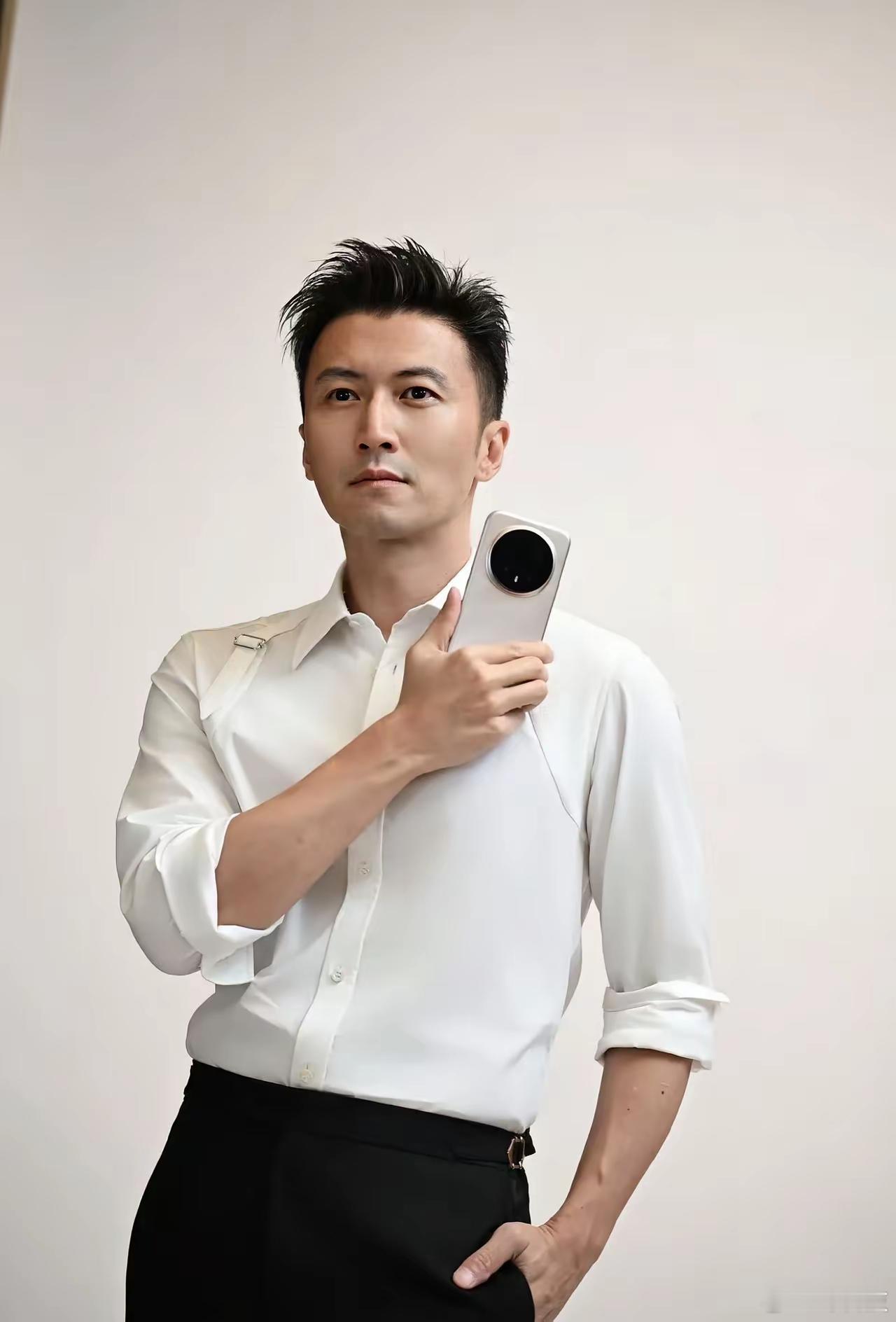 谢霆锋拿的新机，看上去轻薄且具有质感，还有多种配色，盲猜是MagicV6了。你