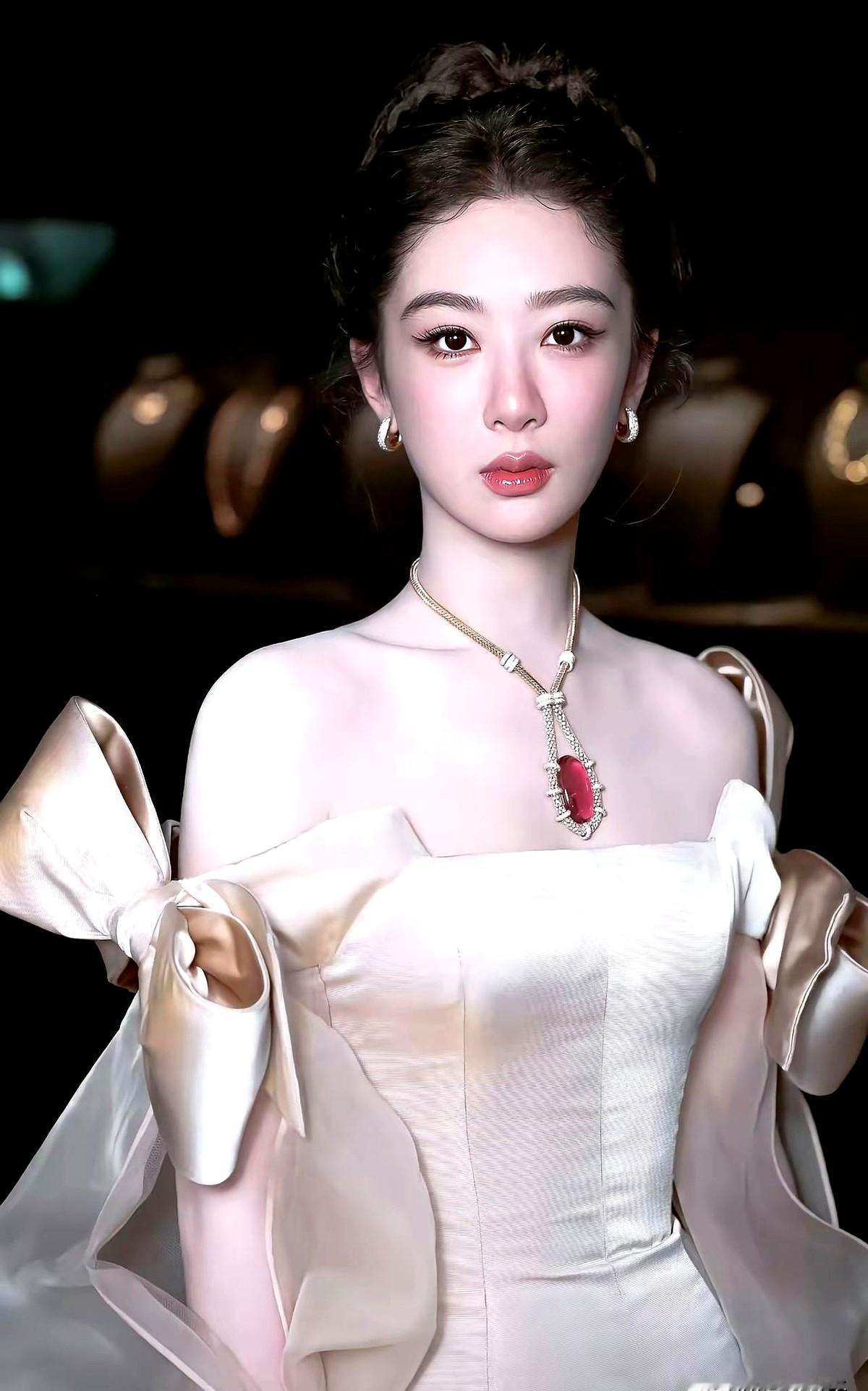杨紫穿着浅香槟色一字肩礼服走出来，脖子上的红宝石项链稳稳压住了场子。这次的造型没堆砌。裙子颜色素雅，