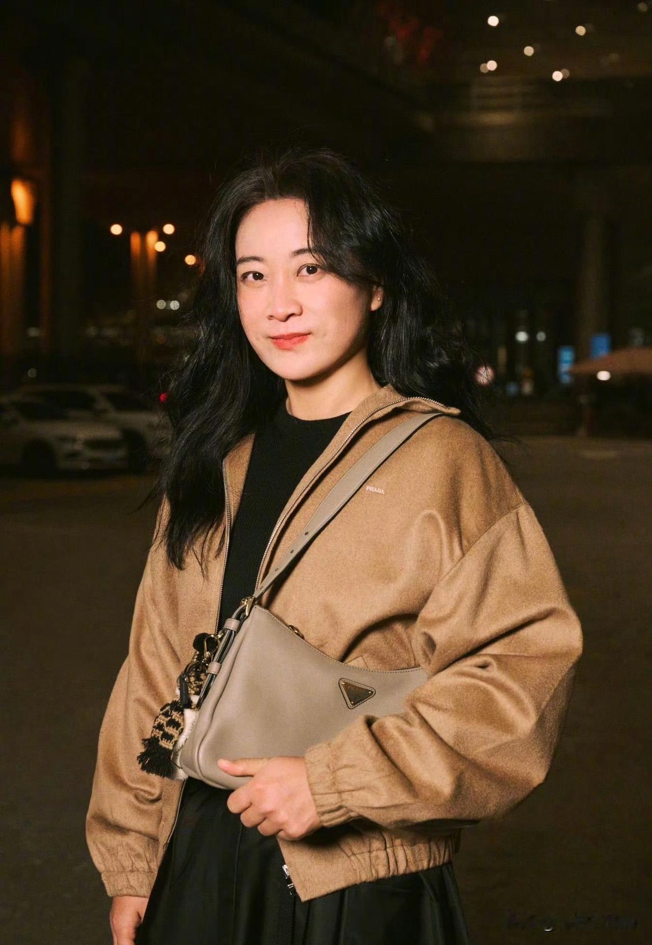 1月18日，贾玲米兰出街，在她身上我看到了李湘的影子，虽然穿着简单，但贵气十足