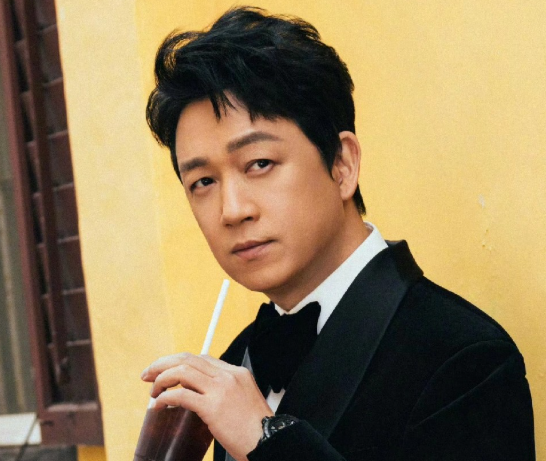 看到潘粤明的问题让不少人猜测他是不是遇到了工作或生活上的烦心事连粉丝都急着表态