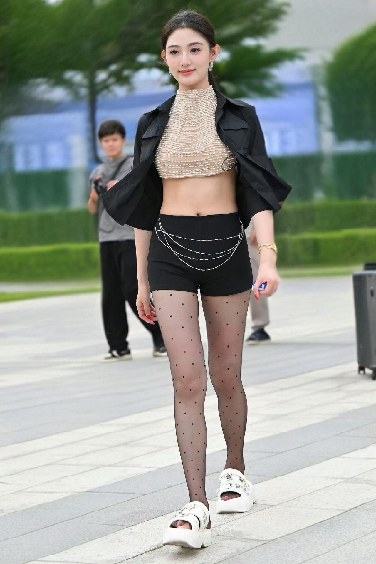 这姑娘身材颜值都是超一流的！