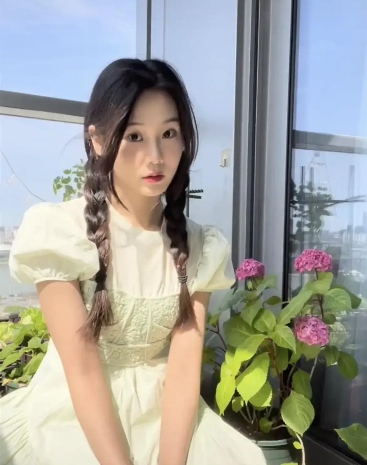 郑凯停苗苗和家人的副卡，有人说苗苗的妹妹也花郑凯的钱，一个包包好几万，苗苗的父母