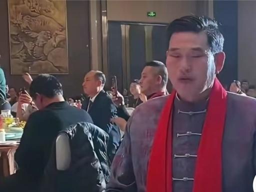 商演结束，主办方一声不吭把他安排在二号桌，旁边全是陌生面孔，大衣哥朱之文一言不发