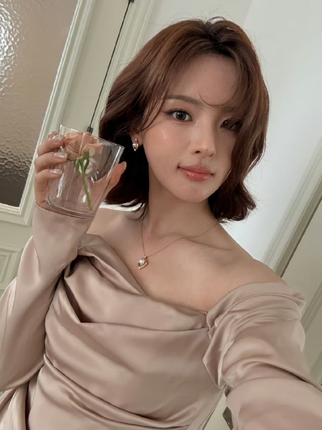杨超越露肩裙自拍，超越妹妹的短发太好看啦，简直了，怎么能美成这样！！​​​