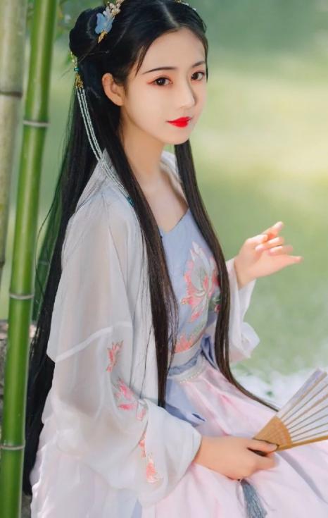 1617年徐霞客偷偷宠幸了发妻侍女周氏，并怀了身孕，谁料待徐霞客云游回家时，周氏