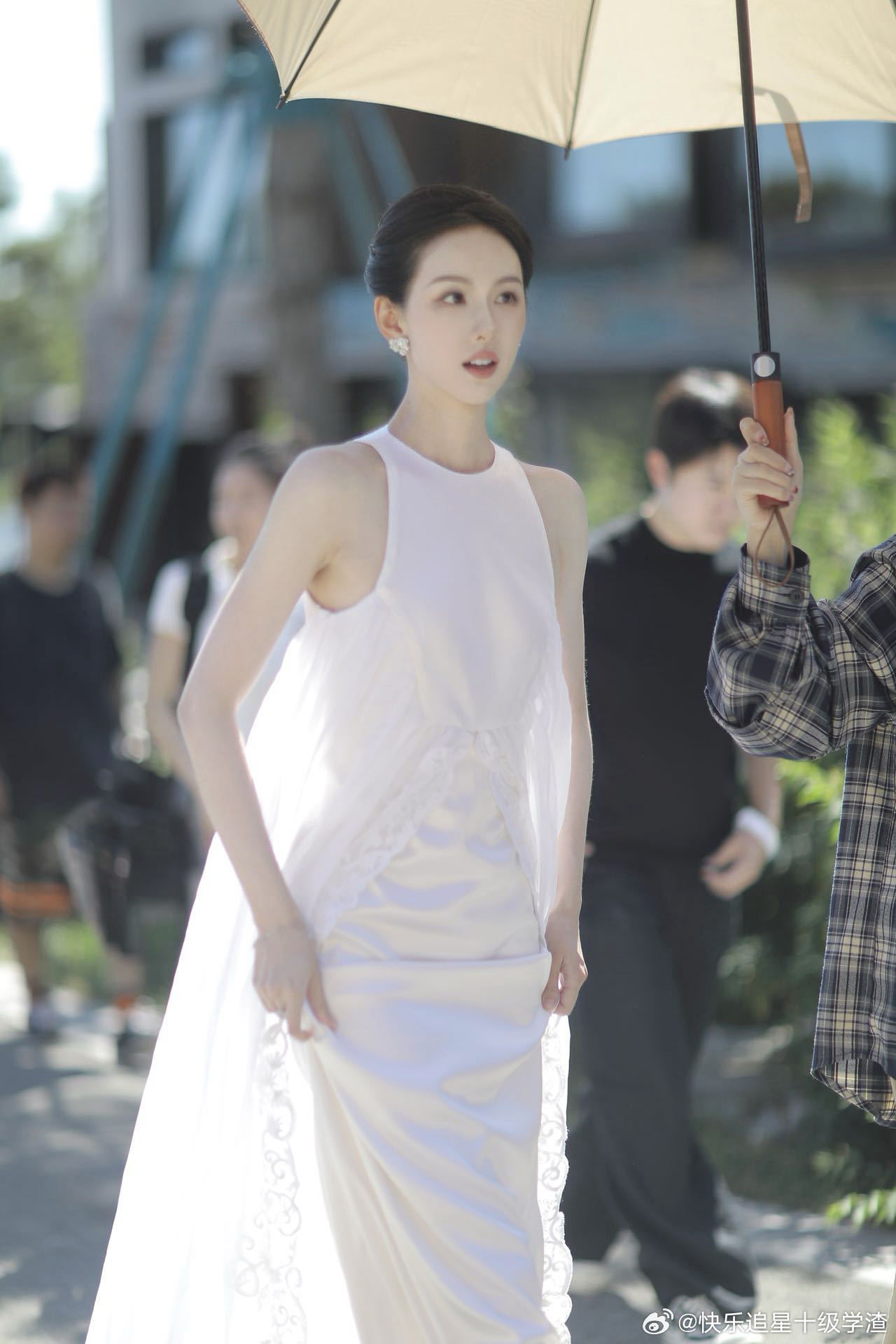 陈都灵这身白裙宛如一颗白珍珠美得干净又高级​​​
