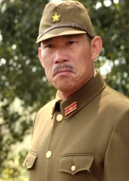 《亮剑》剧组快疯了。导演扯着嗓子在片场喊：“谁会说日语？！站出来，片酬给三倍！