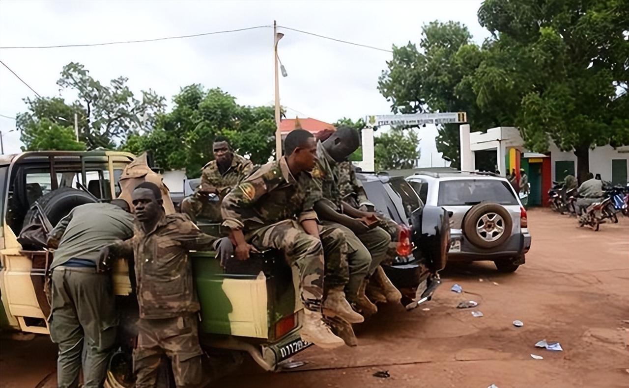 坐拥900吨黄金，马里失控成修罗场，中国大使馆凌晨急令：快跑！  凌晨三