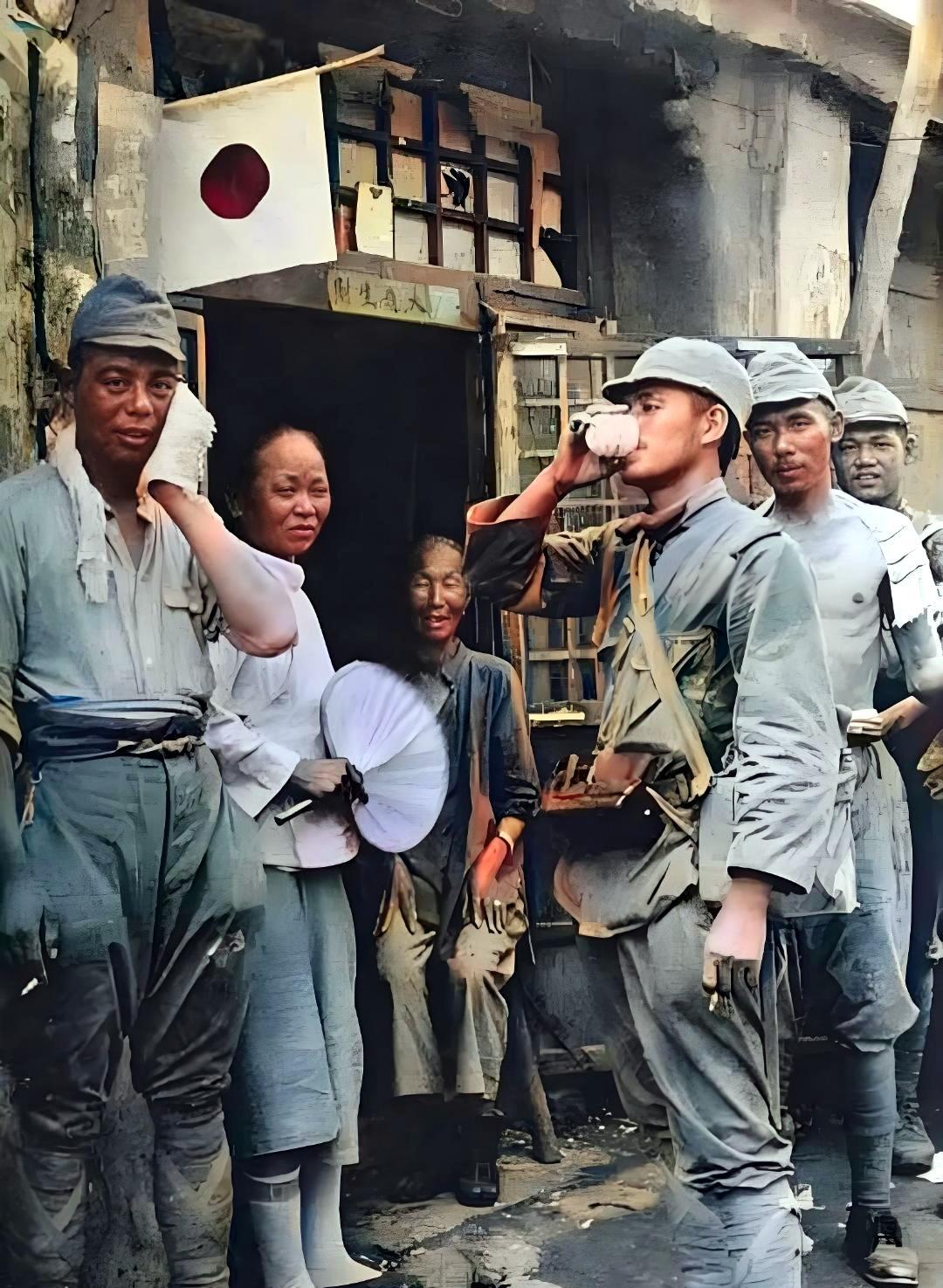 抗战时期，日军部队进城前家家户户都被要求在门前挂上太阳旗。为避免不必要的麻烦，普