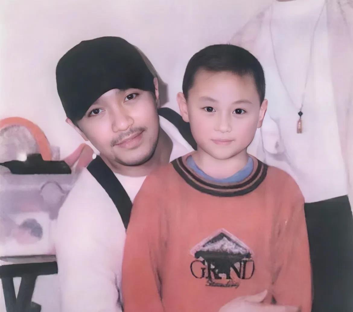 周星驰做梦也想不到，怀里抱着的“小朋友”，28年后会是这样的“处境”！大家知道他