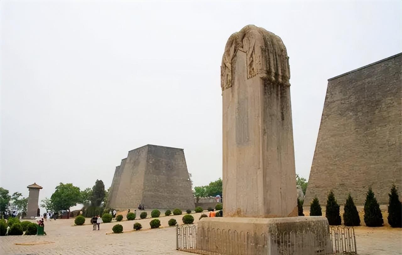 有一次，李世民去弟弟李元吉家里做客，吃饭时，李元吉叫上自己的王妃杨氏陪同。踏