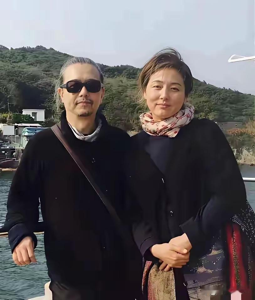 演员张延和丈夫的一张合影，她也老了，已不再是年轻时候的模样了